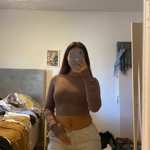 Långärmad tröja - Långärmad tröja från ASOS i typ plommon lila färg, jätte fin och skön men har aldrig kommit till användning för mig😔