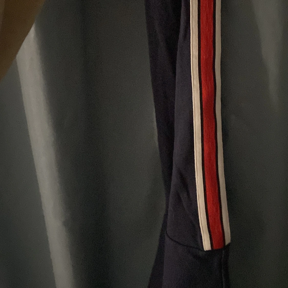 Svart tröja med vit och röd vid armarna - 90