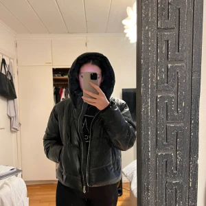 Zara jacka - Tjock dunjacka i läder från Zara. Jättebra skick, använd en vinter. 