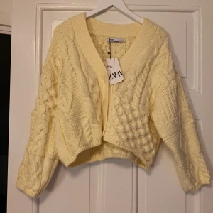 Stickad kofta - Säljer en supergulliga gul stickad kofta från Zara. Den är helt oanvänd med prislapp kvar. Storlek S och köpte för 399 kr
