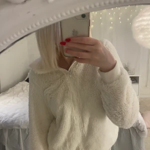 flisjacka - säljer denna mysiga fliströja i från Kappahl för den inte kommer till användning längre💓