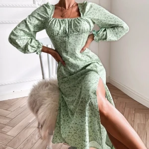 Grön blommig klänning  - Väldigt söt och vacker grön blommig klänning från shein i storlek S/36, helt ny och aldrig använt.💞