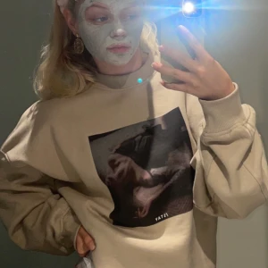 /stay sweatshirt  - En sweatshirt köpt på carlings i storlek xs, mjukare tyg på insidan. Kommer ej till användning och är i bra skick💛 