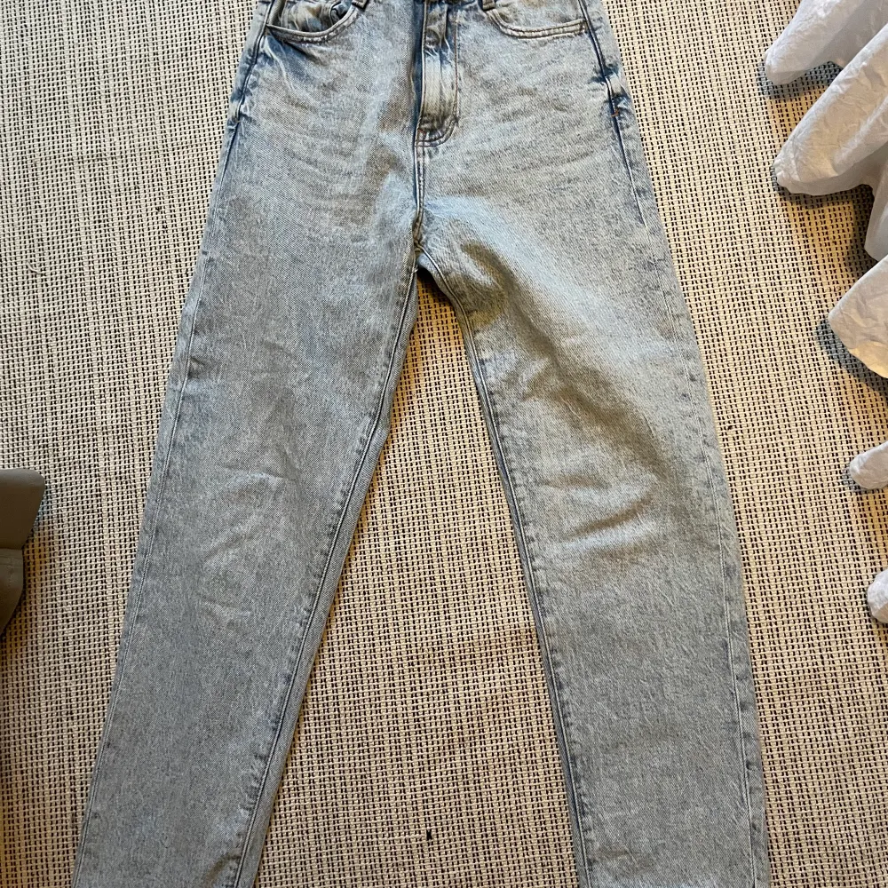 Ljusblåa jeans från Zara, raka i modellen, stl 32. Jeans & Byxor.