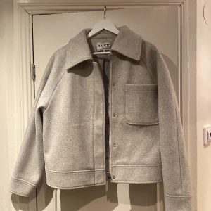 Overzize jacka NA-KD  - Säljer denna jacka från NA-KD i storlek 36 Knappt använd så är i bra skick, köptes för ca 700kr säljer för 500kr🤍 