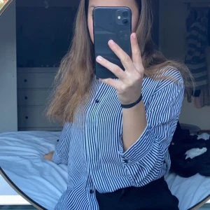 Randig skjorta - Randig skjorta från new yorker. Använ ca 3 gånger. Tyvärr kommer den inte till användning men den är i fint skick och är skön. Priset går att diskutera