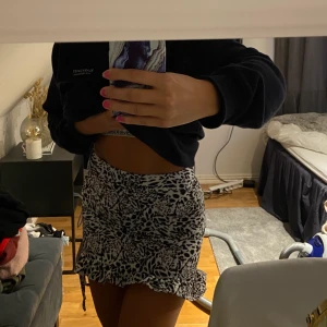 Shein kjol - Supergullig kjol med volanger nedtill, också snören som går genom på sidan vilket gör att man kan spänna åt den och göra kortare om man vill 💕 