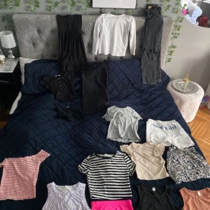 Kläder - Massa kläder pris diskuteras. kontakta om ni är intresserade ❤️