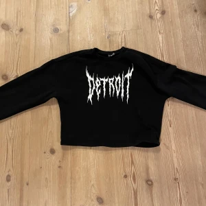 Svart Detroit tröja. - Svart Detroit tröja från H&M.