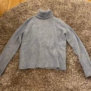 Ljusblå stickad  - Säljer denna fina ljusblå stickade polotröjan från Zara. Storlek m. 