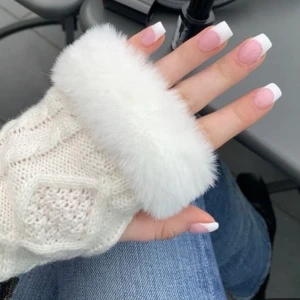 VIT/BEIGA FLUFFIGA VANTAR MED HÅL - EJ SÅLDA🙌Säljer dessa sååå fina fallfashion vantarna med hål för fingrarna😫 Vita med nån beigig ton och fluff längst kanterna💞 Sååå fina och bekväma, super snyggt mönster också! Går att styla till massa stilar och är Pinterestgirl inspirerade 💞 Hör av er💞