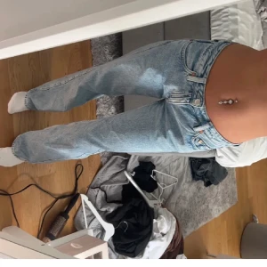 Weekday jeans  - Säljer dessa super snygga low waist jeans från weekday då dem inte passade tyvärr😔(köpta här på plick) ❗️(INTE mina bilder, utan förra ägarens)❗️. Tjejen på bilden är 160 cm! skriv gärna för intresse🫶🏼 