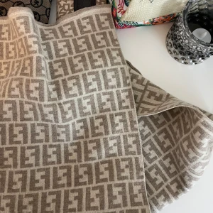 Fendi halsduk  - Äkta. Fint skick