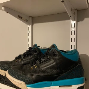Jordan 3 rio teal - Jordan 3 rio teal storlek 40, använda men bra skick. Har ingen box tyvärr, skriv för fler bilder 