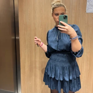 Maje klänning - Jättefin blå klänning från maje köpt i london.