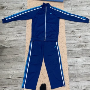 RARE Adidas Tracksuit i Blått - Tjeeena! Riiktigt fet tracksuit här i bra condition 8/10! Med tre olika färger på strecken och en väldigt najs nyans av blå är den klockren om stilen är din. Passar till många skor i många färger. Är S/M eller 38/40. Hoppas den faller er i smak. Ha det ✌🏽✌🏽
