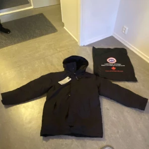 Canada goose - Hej jag köpte denna jacka idag men den va för stor o jag kunde inte byta ut den den e helt ny och oanvänd pris kan diskuteras 