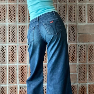Miss sixty jeans - Mörkblåa jeans från Miss Sixty. Dom är vida och ganska lågmidjade. Tyvärr alldeles för korta för mig som är 177 cm. I bra skick!! Storlek 29. Mått ~ runt midja 81 cm, innerbenslängd 72 cm. Frakt tillkommer🌠