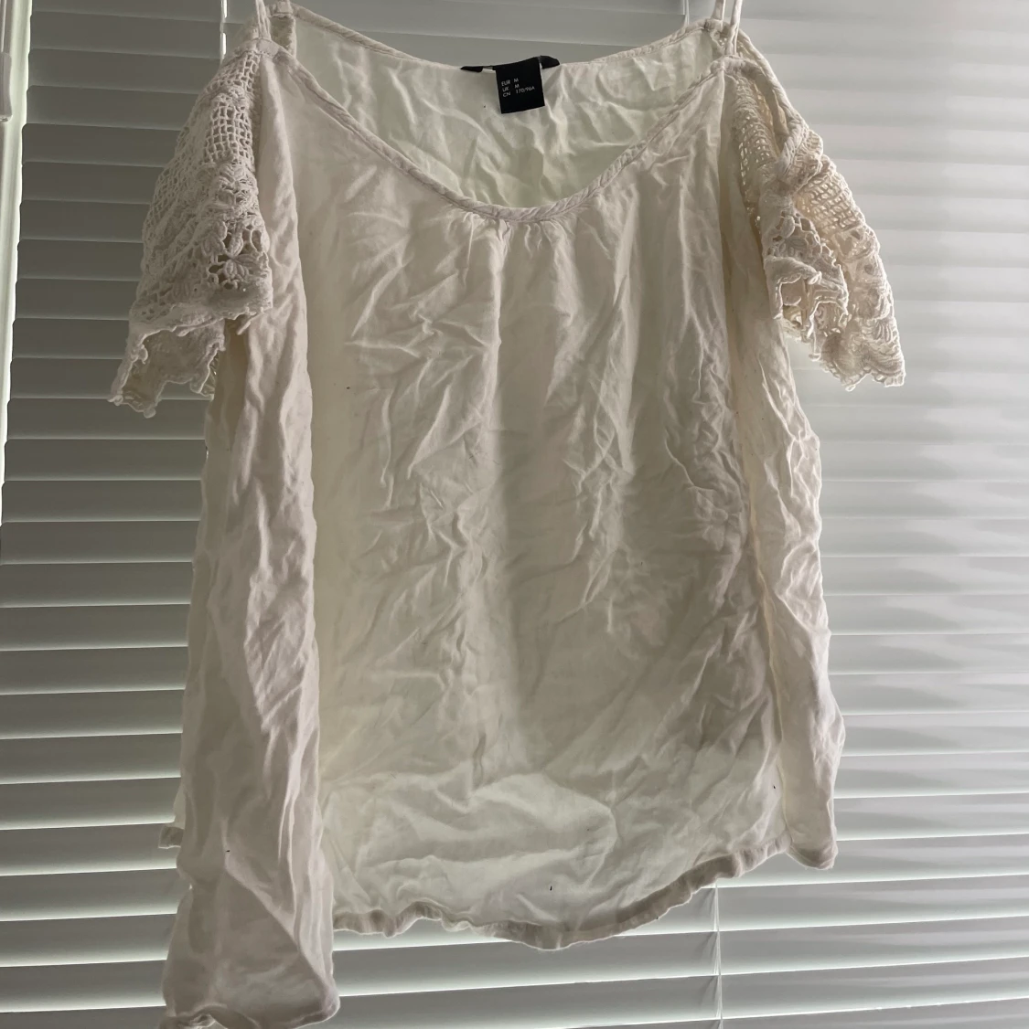 Linne med detaljer i storlek M - 91