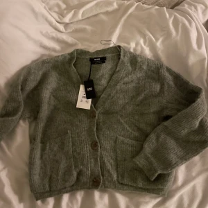 Sticad bluz!💚 - Sticad grön tröja, perfekt till vinter, ingen aning hur den hamnat i min garderob😅men har aldrig haft på + prislapp på. Perfekt till vintern💚bikbok, 540 inkl frakt