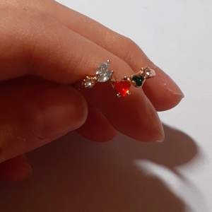Super fin ring med en röd diamant! Aldrig använd och säljer för att den inte kommer till användning. Rekommenderar starkt och skriv via intresse💕 köparen står för frakten och det kostar endast 13kr💌🥰