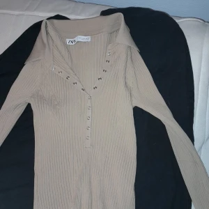 Stickad tröja  - Stickad biege tröja från Zara. Bra skick, helt oanvönd. Kostar egentligen 350 men säljer för 100 kr. Möts gärna upp i umeå då de varken finns garanti på att paketet kommer och eftersom jag inte står för frakten