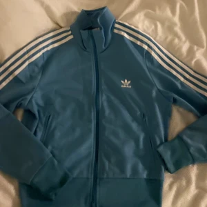 Blå adidas kofta💙🥶 - Säljer en blå adidas kofta, äkta. Anledning: används inte så mycket. Ord pris: ca 1000 kr från tyskland💙pris inkl frakt!!