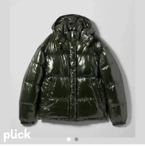 Puffer jacka - Säljer denna superfina Puffer jacka från weekday! Den är i strl M och är i herrmodell. Den är i fint skick! Säljer endast vid bra bud! Start bud är 600kr💗Buda privat💗Kan även tänka mig att byta till en mindre storlek!