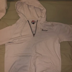 Blanc du nil hoodie  - En vit blanc du nil hoodie som jag köpte i Spanien, knappt använd. Storlek M 