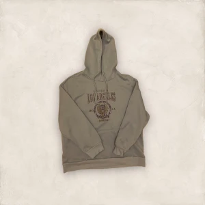 Blå graphic hoodie  - Säljes blå varm hoodie. Kan mötas upp eller skickas genom Postnord. Kontakta mig för fler bilder/mer info! (Tröjan ser mkt grå ut på bilden, men i verkligheten är den snarare en urtvättad blå). 