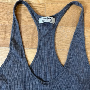 Ribbat Acne linne! - Skönt ribbat acne linne. XS men den sitter mer som en S