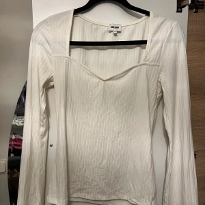 Vit topp - Vit topp med utsvängda armar från bubbleroom i storlek M men är mera som en S/M, använd endast en gång.💞