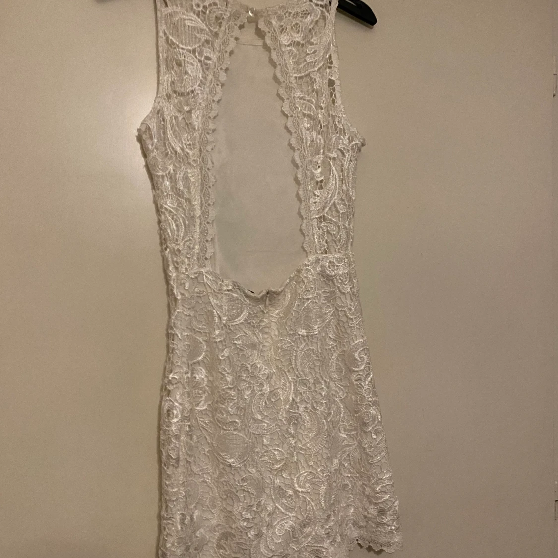 Spetsig klänning med bar rygg - 90