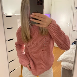 Rosa tröja - Superfin tröja som är lite tjockare, perfekt till vintern!!🤍🤍storlek Xs