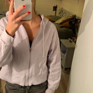Lila zip hoodie strl xs/s - Lila zip hoodie i strl XS/S för 90kr💜