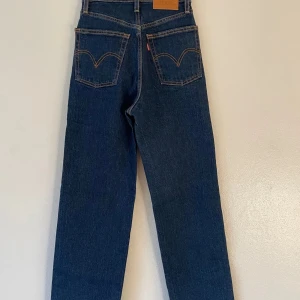 Levi’s Ribcage Straight Jeans  - Säljer dessa väldigt fina Levis-jeans i storlek W23/L29. Superfint skick, endast använda 1 gång. Skriv om du är intresserad, jag svarar snabbt 🥰 