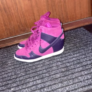 Nike skor dunks  - Ett par lila dunks storlek 38 