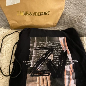 Zadig & voltaire hoodie - Intressekoll på min hoodie ifrån zadig. Köptes för ca 2 år sedan men sparsamt använd, inga defekter. Köptes för 1260kr i butik. Skriv privat för fler bilder. Kvitto finns🥰