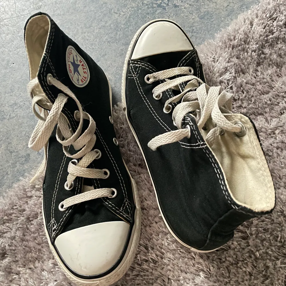 converse skor i bra skick. storlek 36. lite smutsiga men det är bara att tvätta! framför allt skosnörena. inte helt säker men tror frakt blir 69kr 💕. Skor.