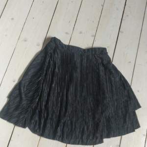 Svart kjol med lager och mönstrad textur från nelly
