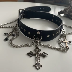 Skärp med kors - Skärp med kedjor och kors. Glömt varifrån, antingen Killstar eller Disturbia.