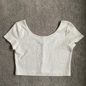 Crop top - Vit crop top, storlek M passar även S. 60kr +frakt