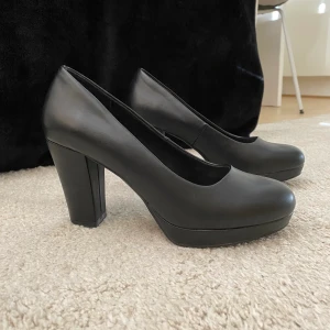 Svarta klackar från Dinsko - Ett par snygga klackar med lite tjockare klack från DinSko. Endast använda vid ett tillfälle. Höjden på klacken är 9 cm. Vid snabb affär kan priset ändras beroende på intresse.