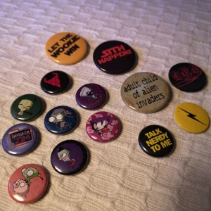 Diverse Pins - Säljer för 20kr styck. Man får lite rabatt vid köp av fler än 2. Se vilka som är sålda på bild nr 2.