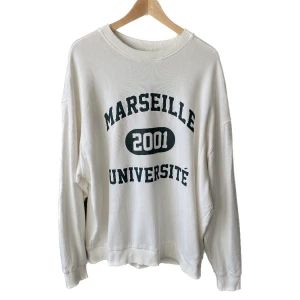 Vintage sweatshirt - Hej. Denna är en vit vintage tröja med mörkgrön text. Storlek L. Tröjan är i nyskick. 