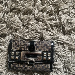 guess plånbok💓 - säljer denna supercoola guess plånbok!! den är köpt 2000 men inte använd av mig ❤️ inga fläckar men tecken på andvändning!! kan mötas upp i sthlm r