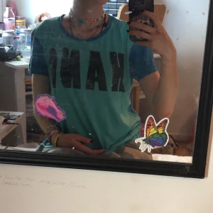 Blå T-shirt  - T-shirt Me olika nyanser av blå på fram och backsida  Super bekväm  