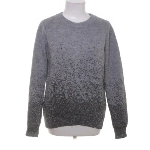 Stickadtröja  - Cool stickadtröja med glitter detaljer 