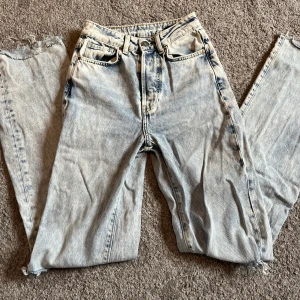 straight ljusblåa jeans - Ljusblåa jenas me hål på knäna ifrån bikbok. Storlek 24, säljer då dem blivit för små. Dom är as snygga och bekväma!! 
