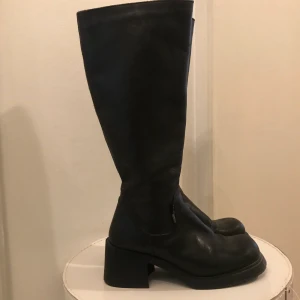 VINTAGE ROADBUSTER BOOTS - Super bekväma vintage boots med klack som jag tyvärr har vuxit ur så dessa söker ny ägare:) Dem är i svart läder med dragkedja på insidan och passar till vilken outfit som helst!